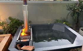 Seven On Flora- Hot Tub, Modern With Amazing Outside Area